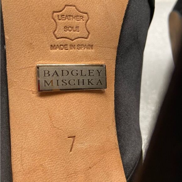 BADGLEY Mischka Black Satin Heels 👠size 7-fits Like Size 6 - Picture 5 of 8